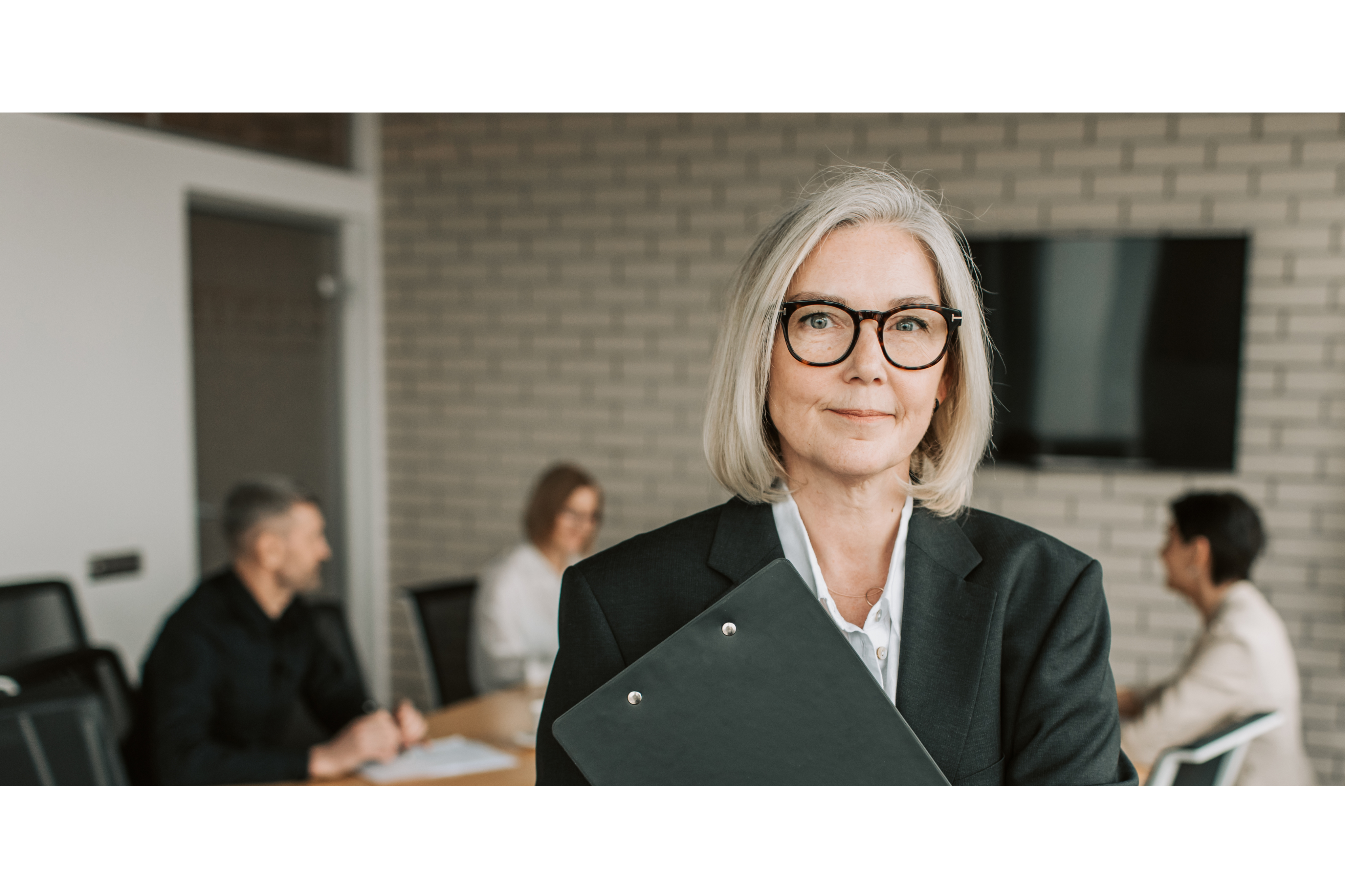 Interim manager in company meeting — businesses using interim experts in Finland