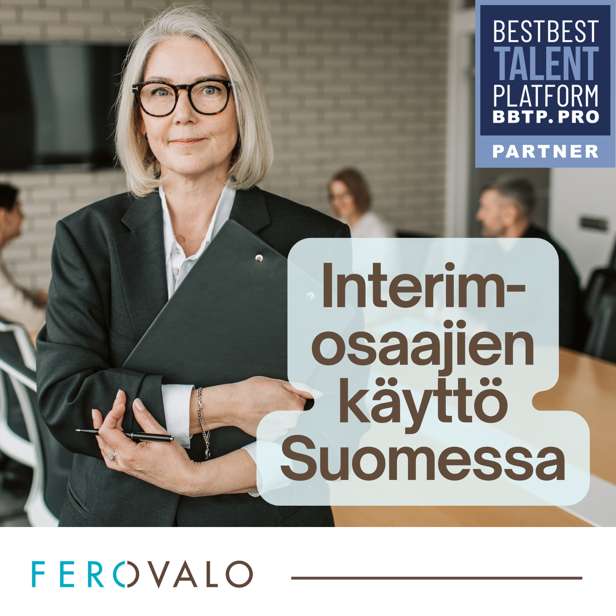 Interim-johtaja yrityksen kokouksessa – interim-osaamisen hyödyntäminen Suomessa.